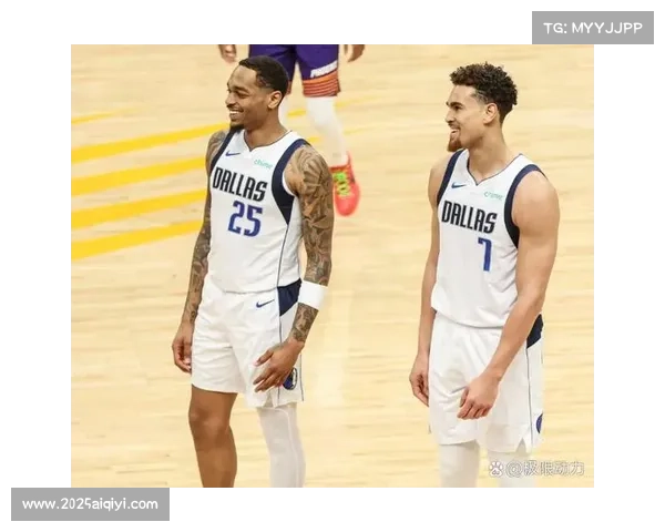 独行侠老板帕特里克·杜蒙特现身太阳主场场边观战