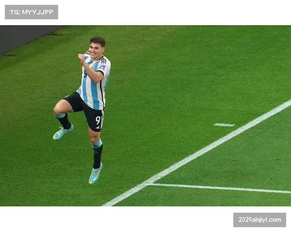 阿根廷2-1澳大利亚锁定小组头名，阿尔瓦雷斯打入制胜球